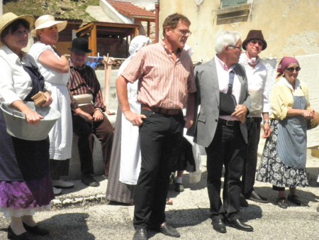 inauguration du lavoir rénové de Bouvante : reconstitution d'une "buye"