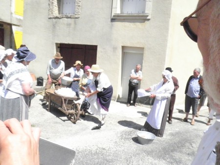 inauguration du lavoir rénové de Bouvante : reconstitution d'une "buye"